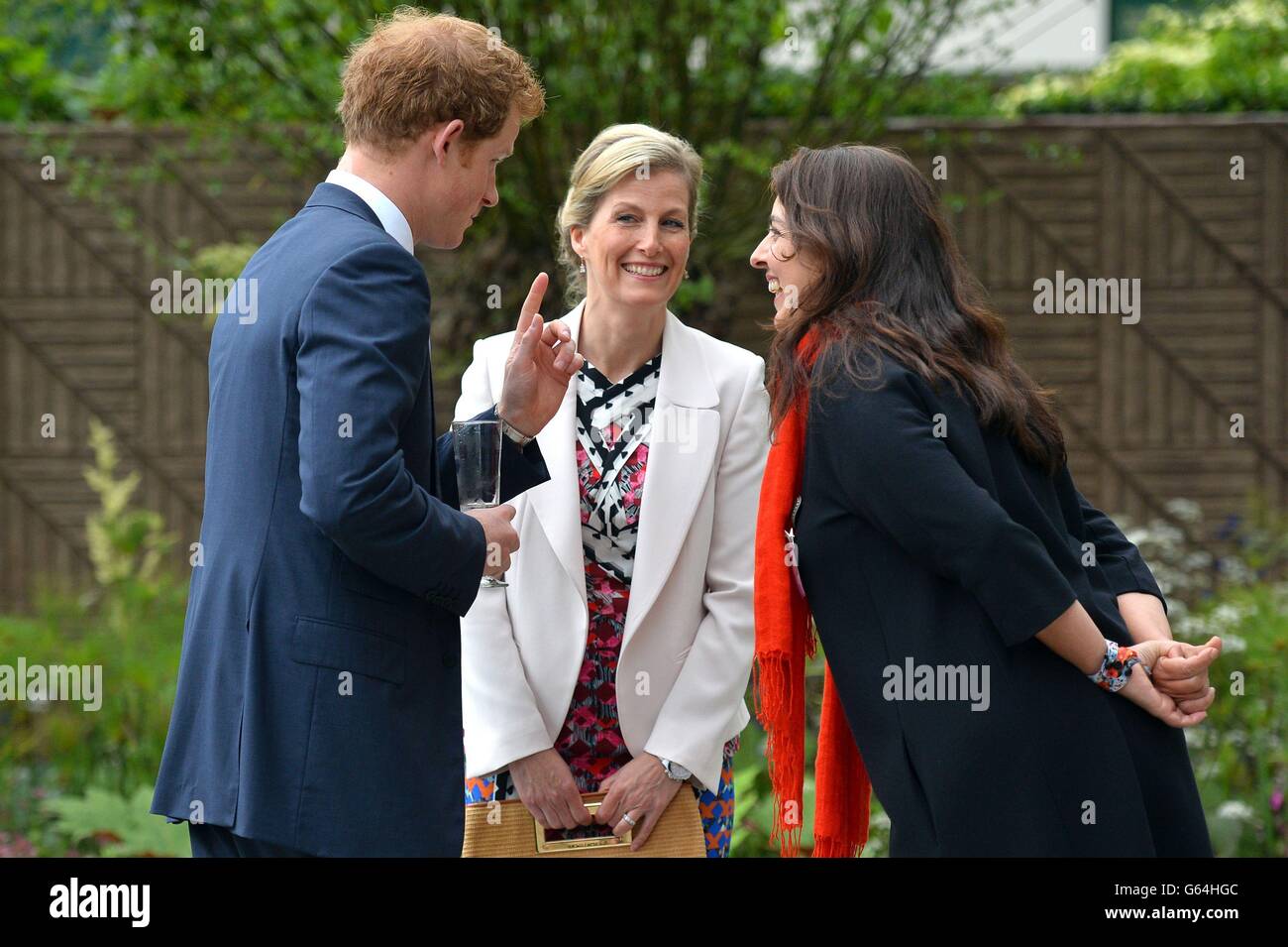 Prinz Harry mit der Gräfin von Wessex und Gartendesignerin Jinny Blum während einer Tour durch den B&Q Sentebale Forget-Me-Not Garden auf der Chelsea Flower Show in London. Stockfoto