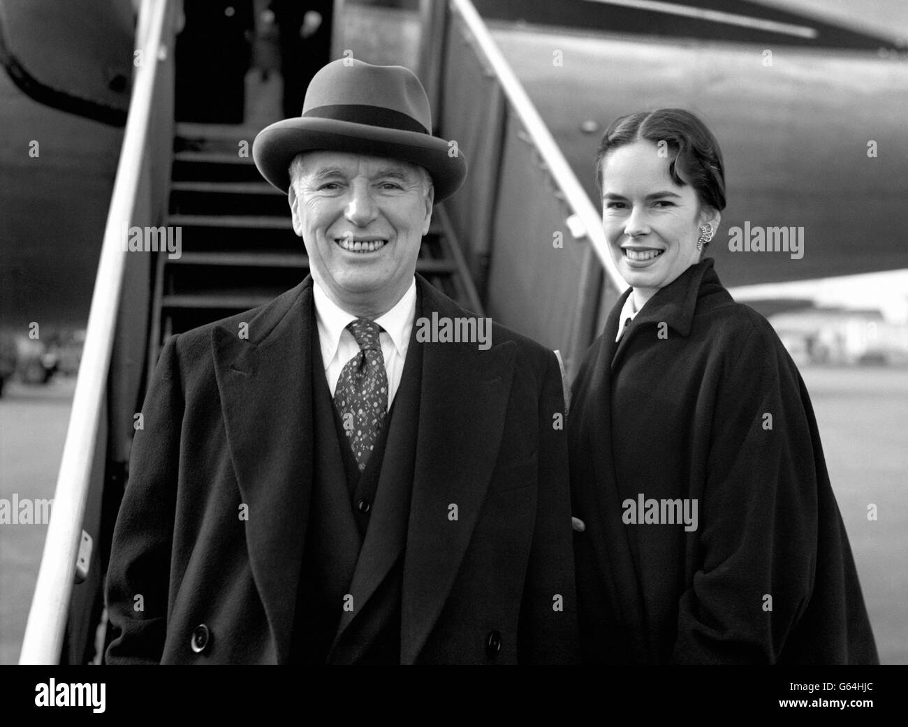 Charlie Chaplin und seine Frau Oona verließen den Londoner Flughafen nach Paris. Kurz bevor sie gingen, wurde von dem amerikanischen Generalstaatsanwalt James McGranery in Washington angekündigt, dass Chaplin wieder nach Amerika einreisen darf, wenn er seinen "Wert und Recht" beweisen kann. Stockfoto