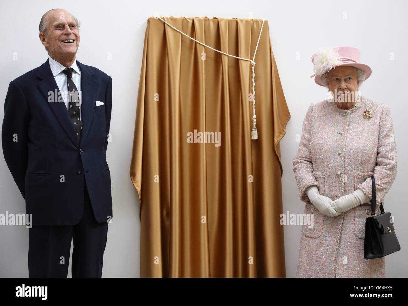 Königin Elizabeth II. Und der Herzog von Edinburgh bei einem Besuch beim Medical Research Council in Cambridge. Stockfoto