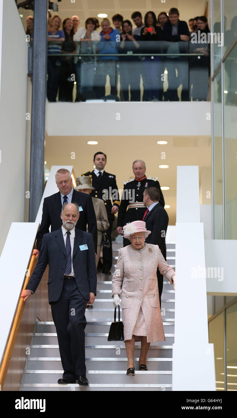 Königin Elizabeth II. Bei einem Besuch beim Medical Research Council in Cambridge. Stockfoto