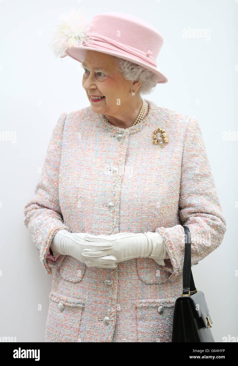 Königin Elizabeth II. Bei einem Besuch beim Medical Research Council in Cambridge. Stockfoto