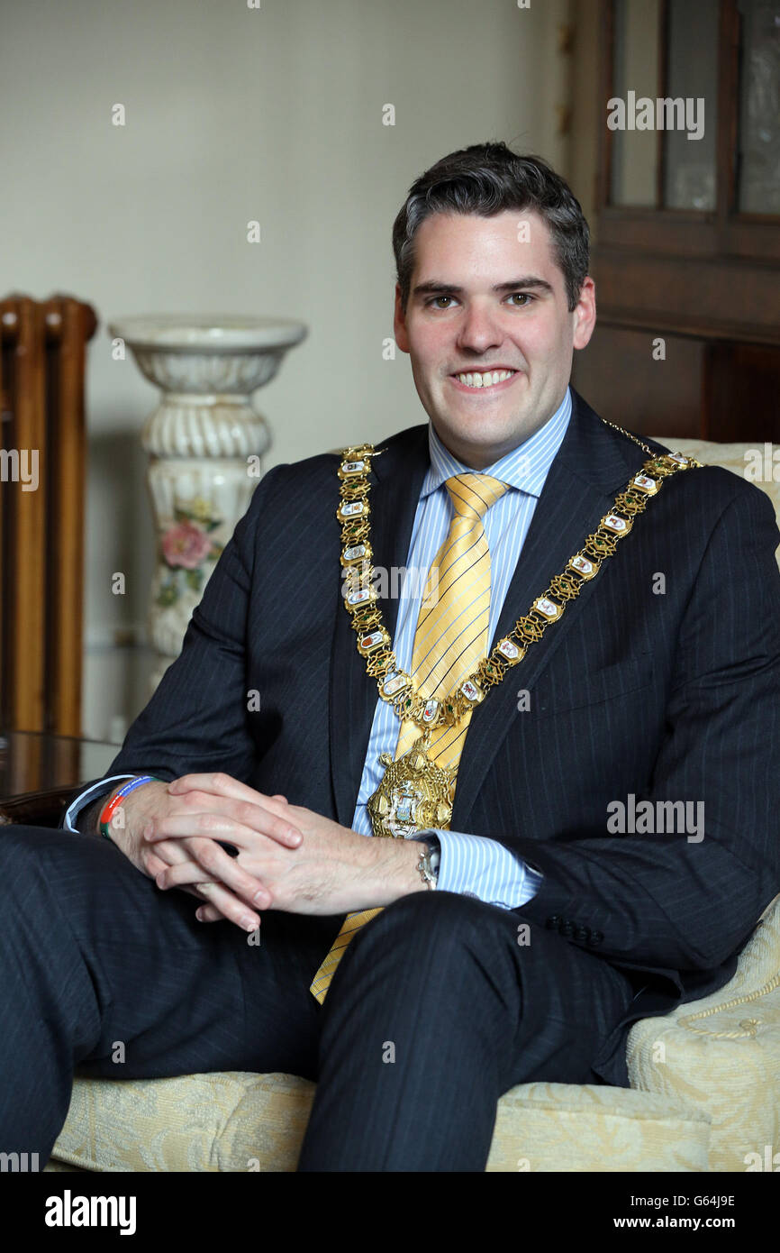 Belfaster Oberbürgermeister Alderman, Gavin Robinson, in der Bürgermeisterstube, im Rathaus von Belfast, als er über sein Amtsjahr sprach. Stockfoto