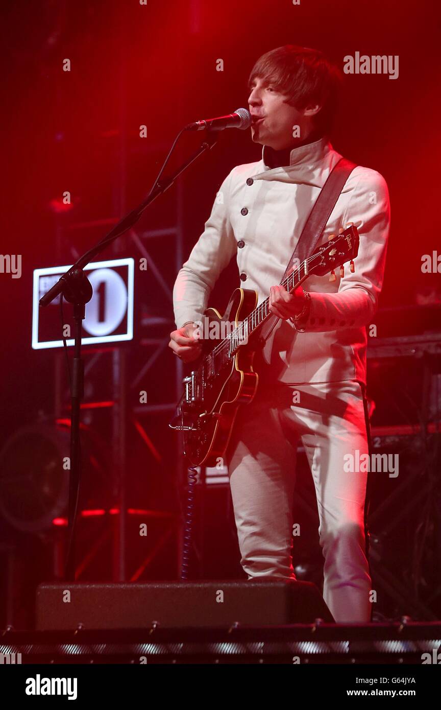 Radio 1 Großes Wochenende - Londonderry. Miles Kane tritt am Big Weekend von Radio One auf, am Ebrington Square in Londonderry, Nordirland. Stockfoto