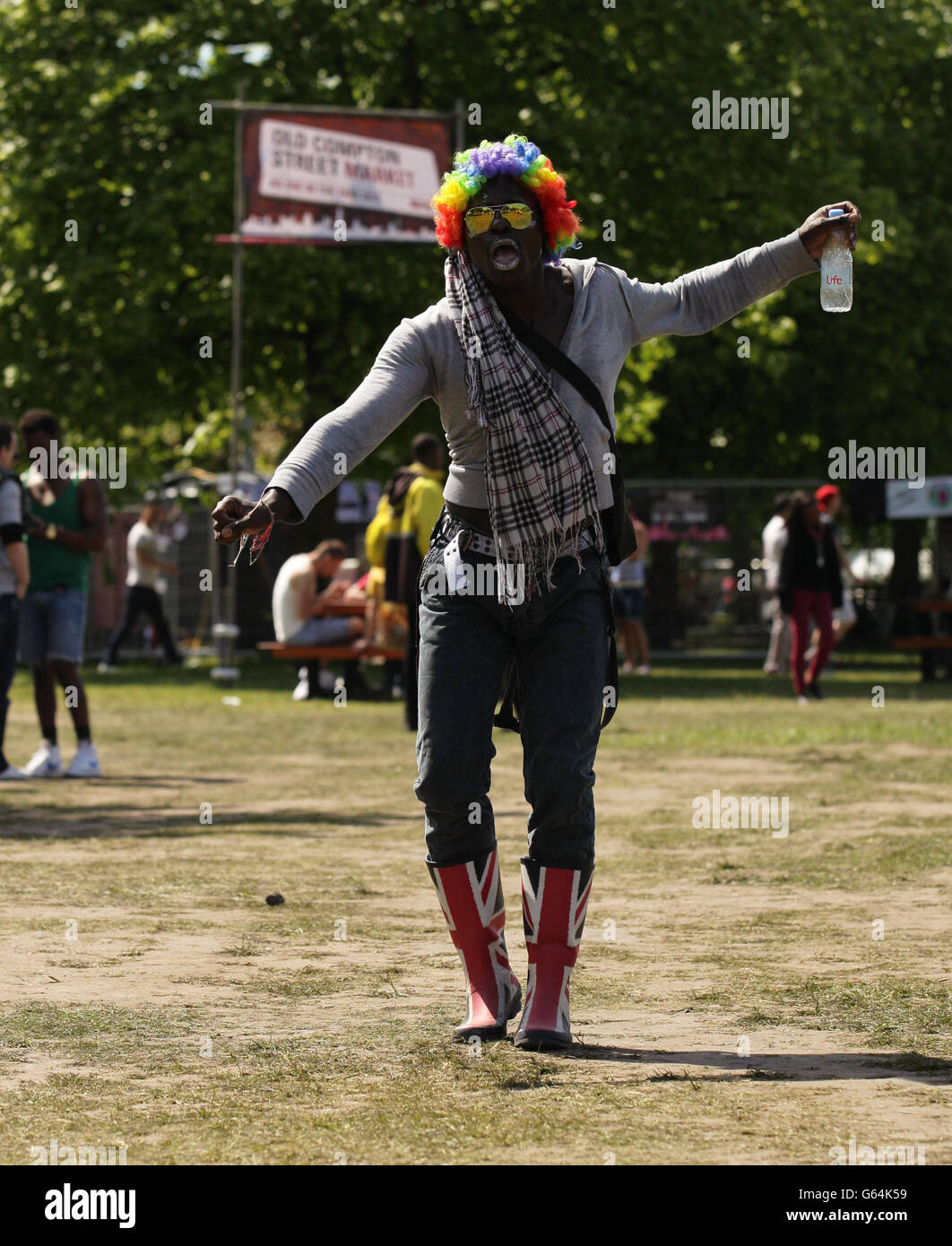 Als einer im Park Festival - London. Ein Mann in einer bunten Perücke, der beim AS One in the Park Festival im Victoria Park, Ost-London, tanzt. Stockfoto