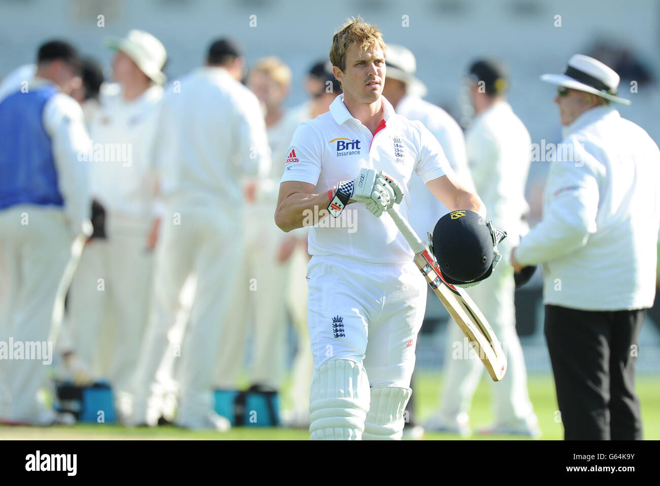 Englands Nick Compton läuft davon, nachdem er während des zweiten Investec Test Matches in Headingley, Leeds, von Neuseelands Hamish Rutherford gefangen wurde. Stockfoto