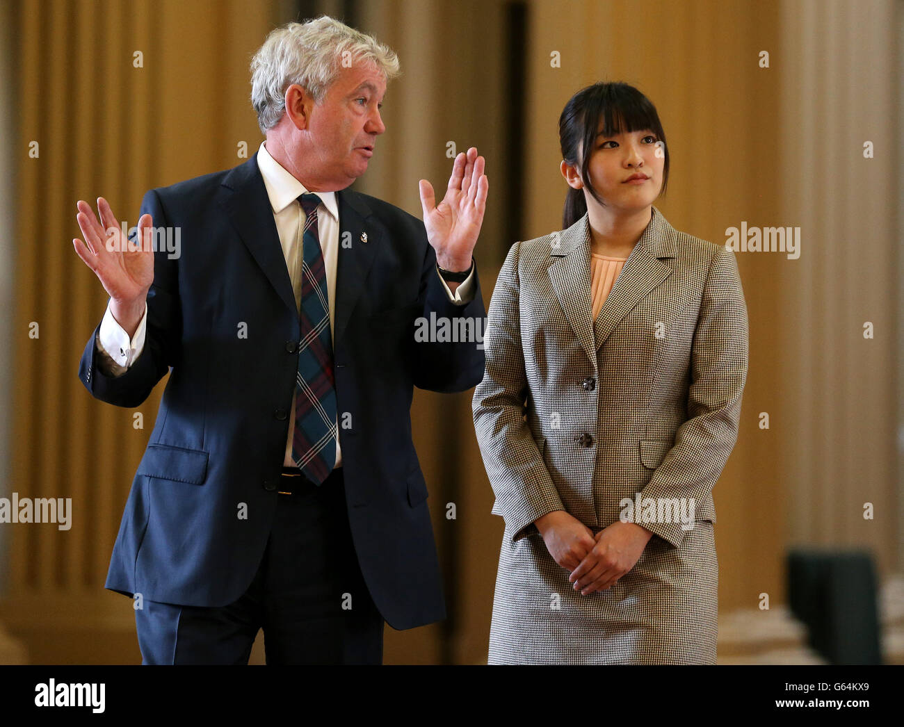 Ihre kaiserliche Hoheit Prinzessin Mako von Akishino, der ersten Tochter seiner kaiserlichen Hoheit Prinz Akishino in Japan, wird von Professor Sir Timothy O'Shea Principle und Vizekanzler der Universität Edinburgh in der Playfair Library im Old College gezeigt. Stockfoto