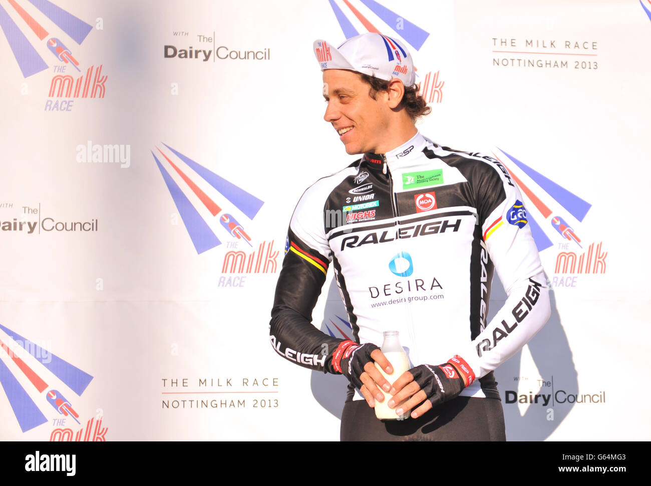 Alexandre Blain vom Team Raleigh feiert beim Milk Race durch das Stadtzentrum von Nottingham den zweiten Platz. Stockfoto