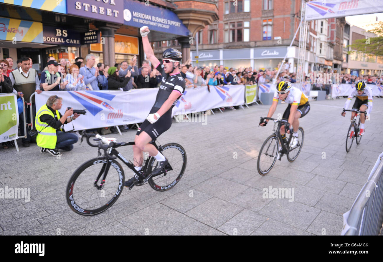 Radfahren - Milk Race 2013 - Nottingham. Felix English von Rapha Condor JLT feiert den Sieg beim Men's Elite Race Milk Race durch das Stadtzentrum von Nottingham. Stockfoto