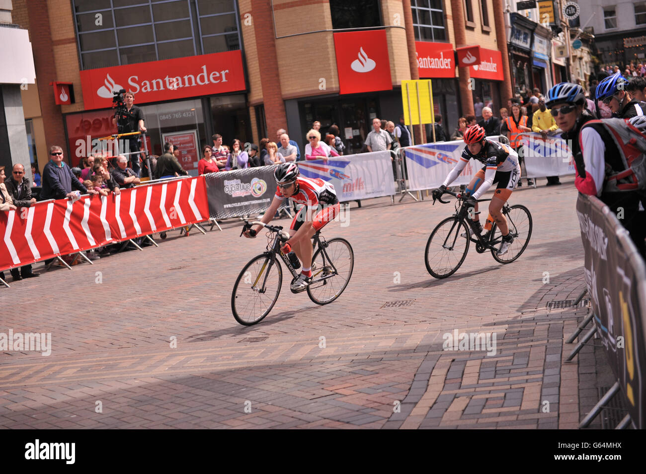 Radfahrer nehmen an der öffentlichen Fahrstrecke des Milk Race rund um das Stadtzentrum von Nottingham Teil. Stockfoto