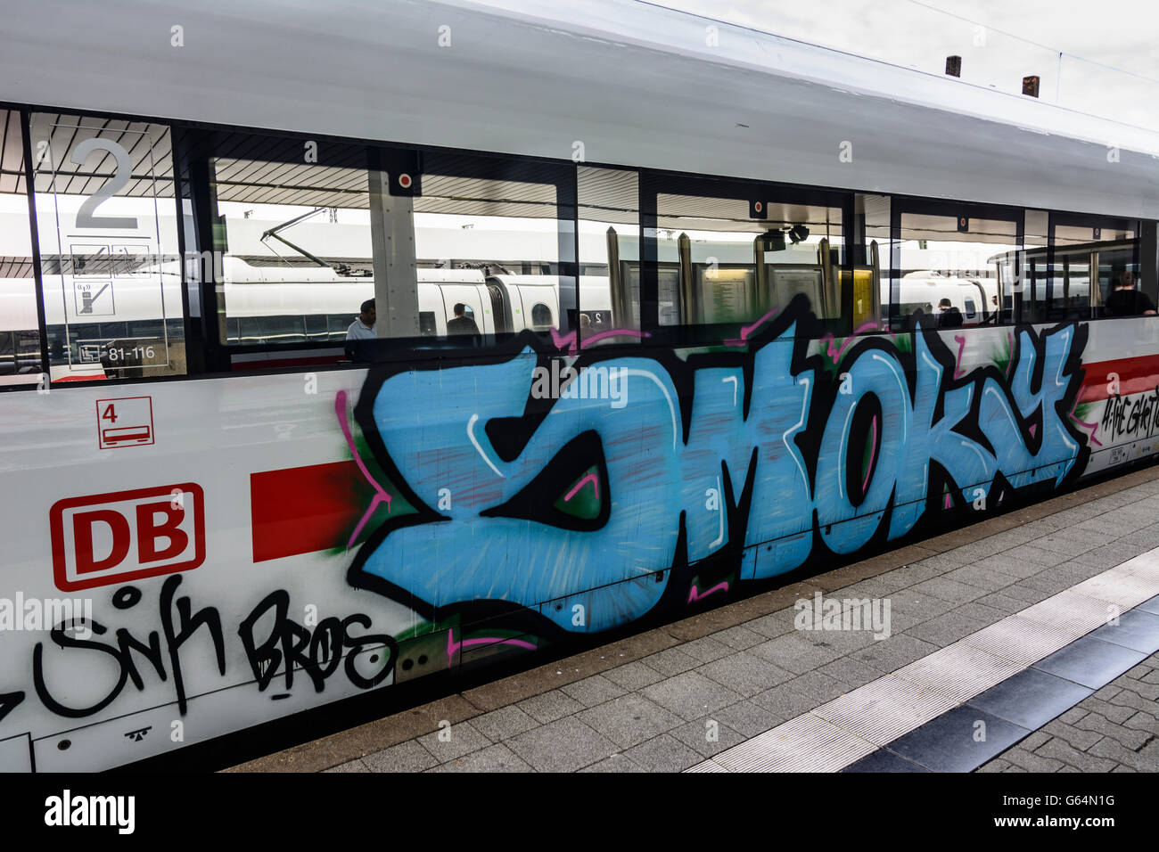 mit Graffiti beschmiert, ICE Deutsche Bahn (DB AG), Mannheim, Deutschland, Baden-Württemberg, Kurpfalz Stockfoto