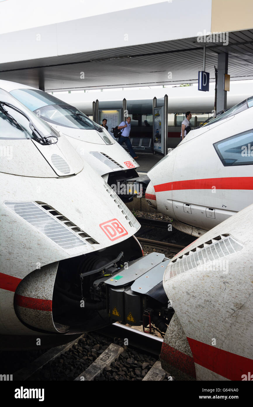 5 ICE-Züge der Deutschen Bahn (DB AG) im Bahnhof Mannheim, Mannheim, Deutschland, Baden-Württemberg, Kurpfalz Stockfoto