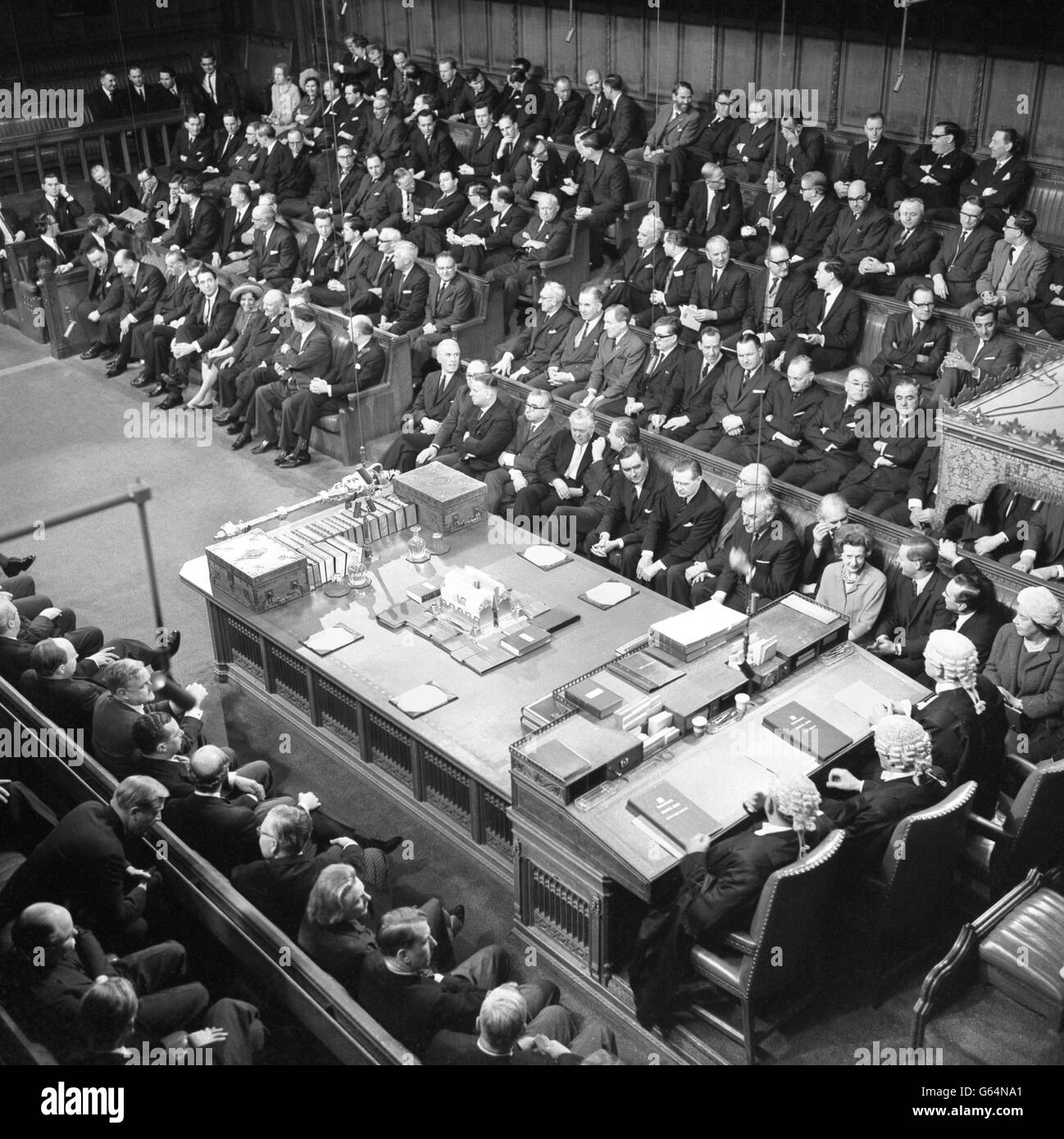 Regierungsfrontbanker warten auf die Vorladung zum Oberhaus für die Eröffnungszeremonie des Staates. (l-r) Edward Short, Roy Jenkins, Arthur Bottomley, George Brown, Harold Wilson, James Callaghan, Denis Healey, William Ross, Frank Cousins und Fred Peart. Es war das erste Mal, dass TV- und Pressekameras in das Unterhaus durften. Stockfoto