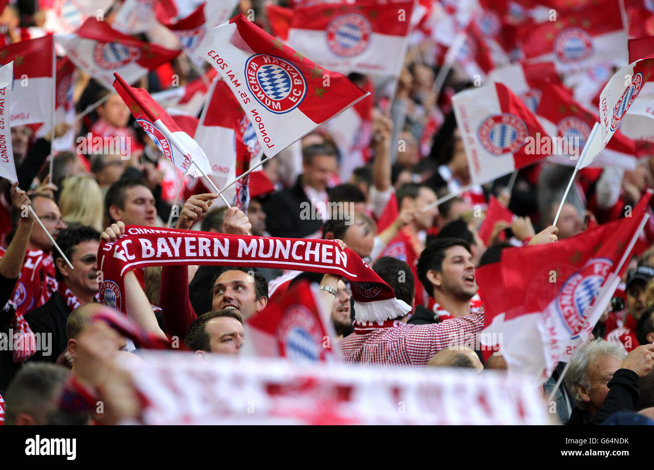 Fußball - UEFA Champions League - Finale - Borussia Dortmund gegen Bayern München - Wembley-Stadion. Bayern München Fans auf der Tribüne Stockfoto