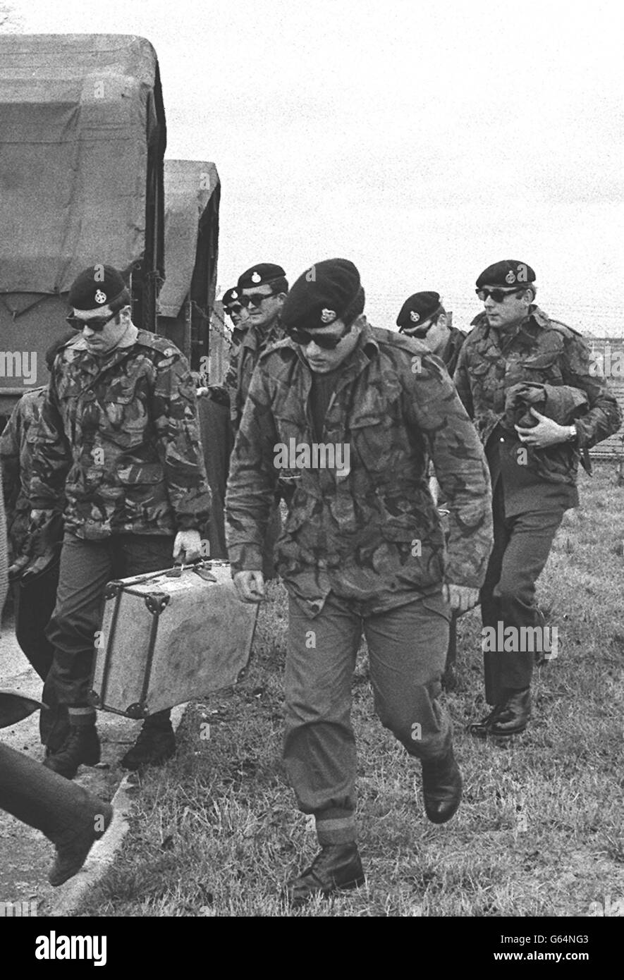 Fallschirmjäger in dunklen Brillen und grünen Berets bei ihrer Ankunft in Coleraine, um Beweise für die Untersuchung der Widgery über die 'Blutigen Sonntag'-Schießereien in Londonderry zu liefern. Stockfoto