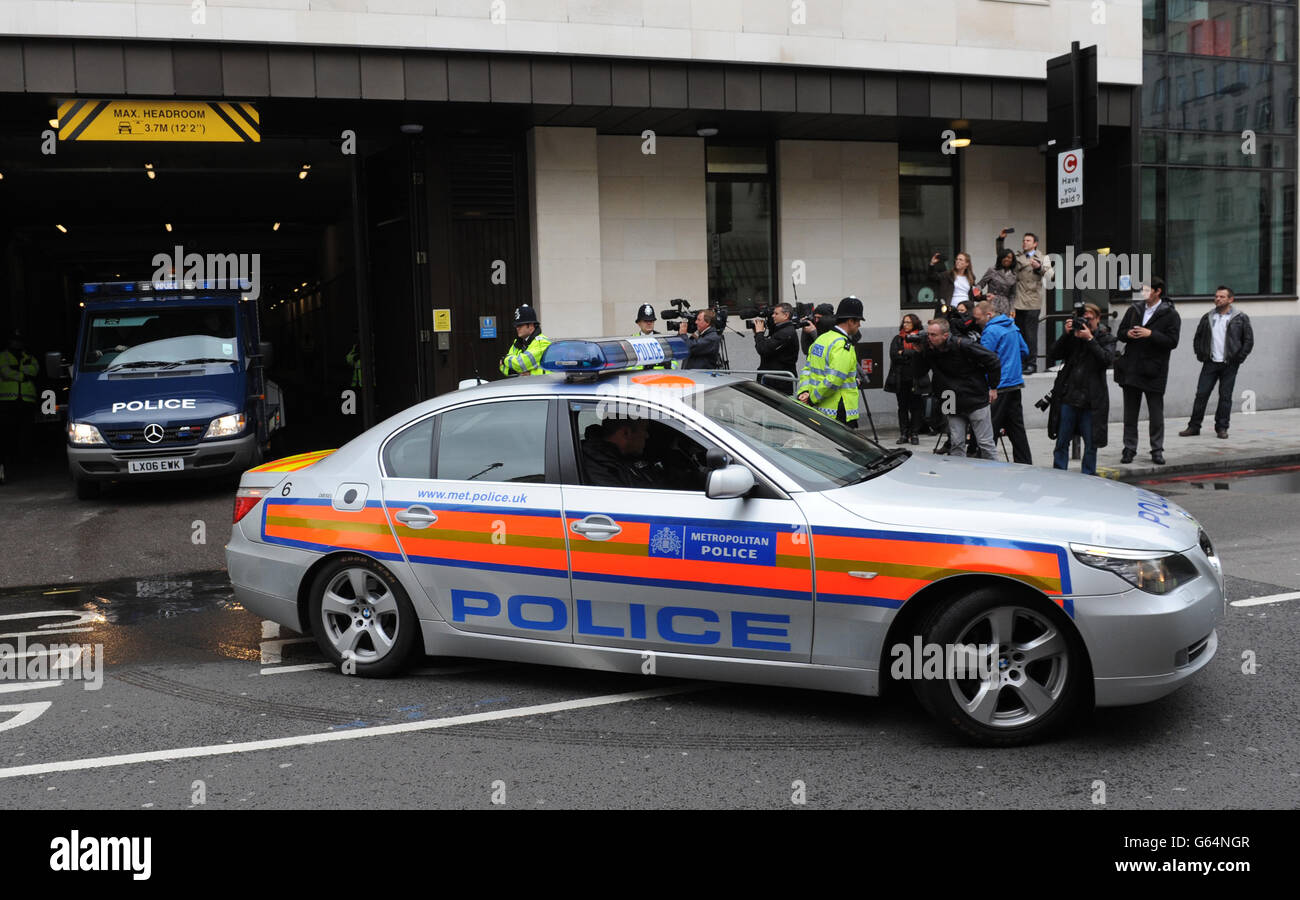 Gericht in London nach seinem Auftritt, in dem er beschuldigte, am 22. Mai den Schlagzeuger Lee Rigby ermordet zu haben, sowie den Besitz einer Schusswaffe, eines 9,4 mm KNIL Model 91 Revolvers, mit der Absicht, andere zu der Annahme zu bringen, dass Gewalt angewendet würde. Stockfoto