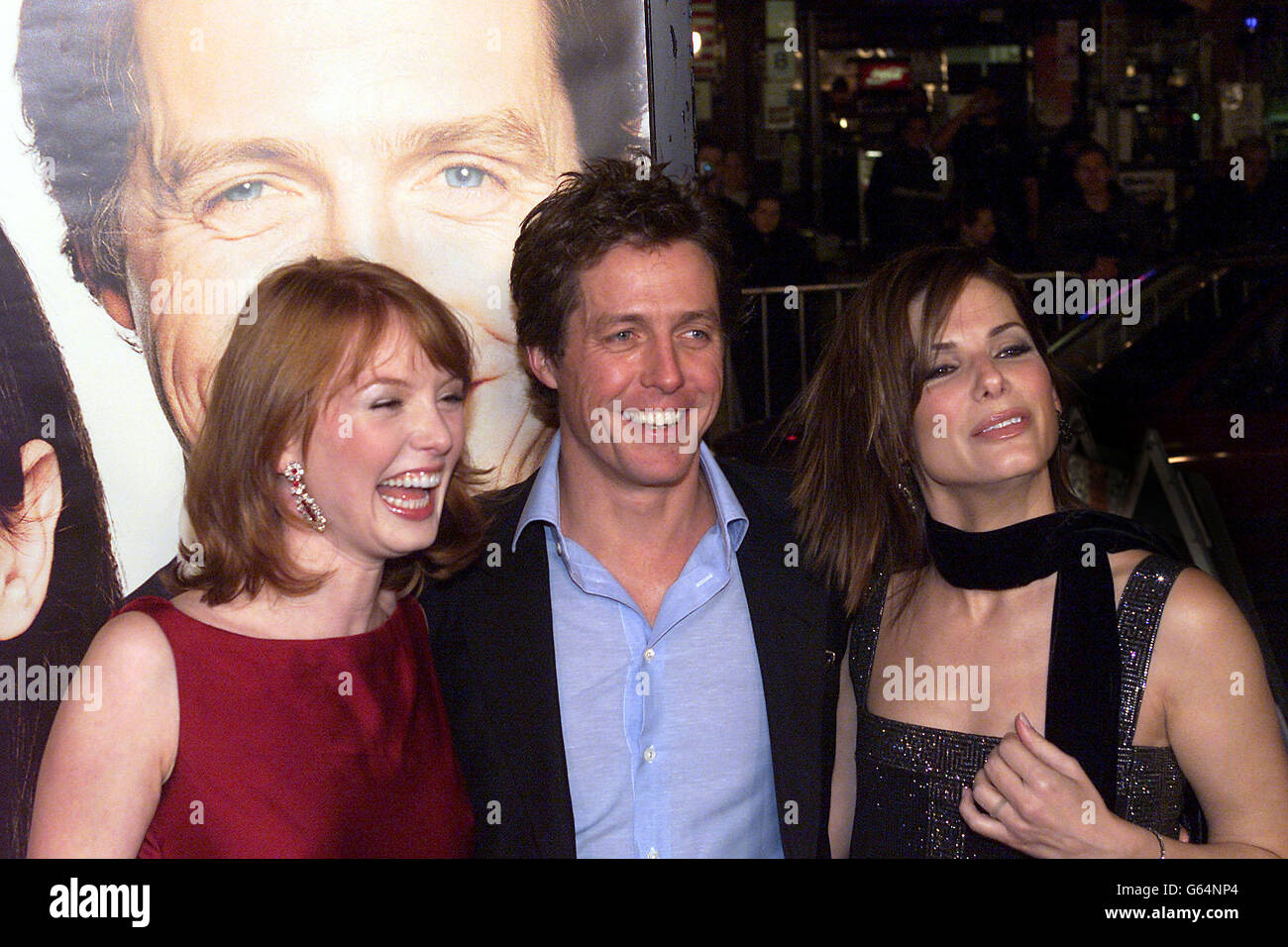 (L bis R) die Schauspieler Alicia Witt, Hugh Grant und Sandra Bullock kommen im Mann Bruin Theater, Westwood, Kalifornien, zur Premiere ihres neuen Films Two Weeks Notice an. Stockfoto