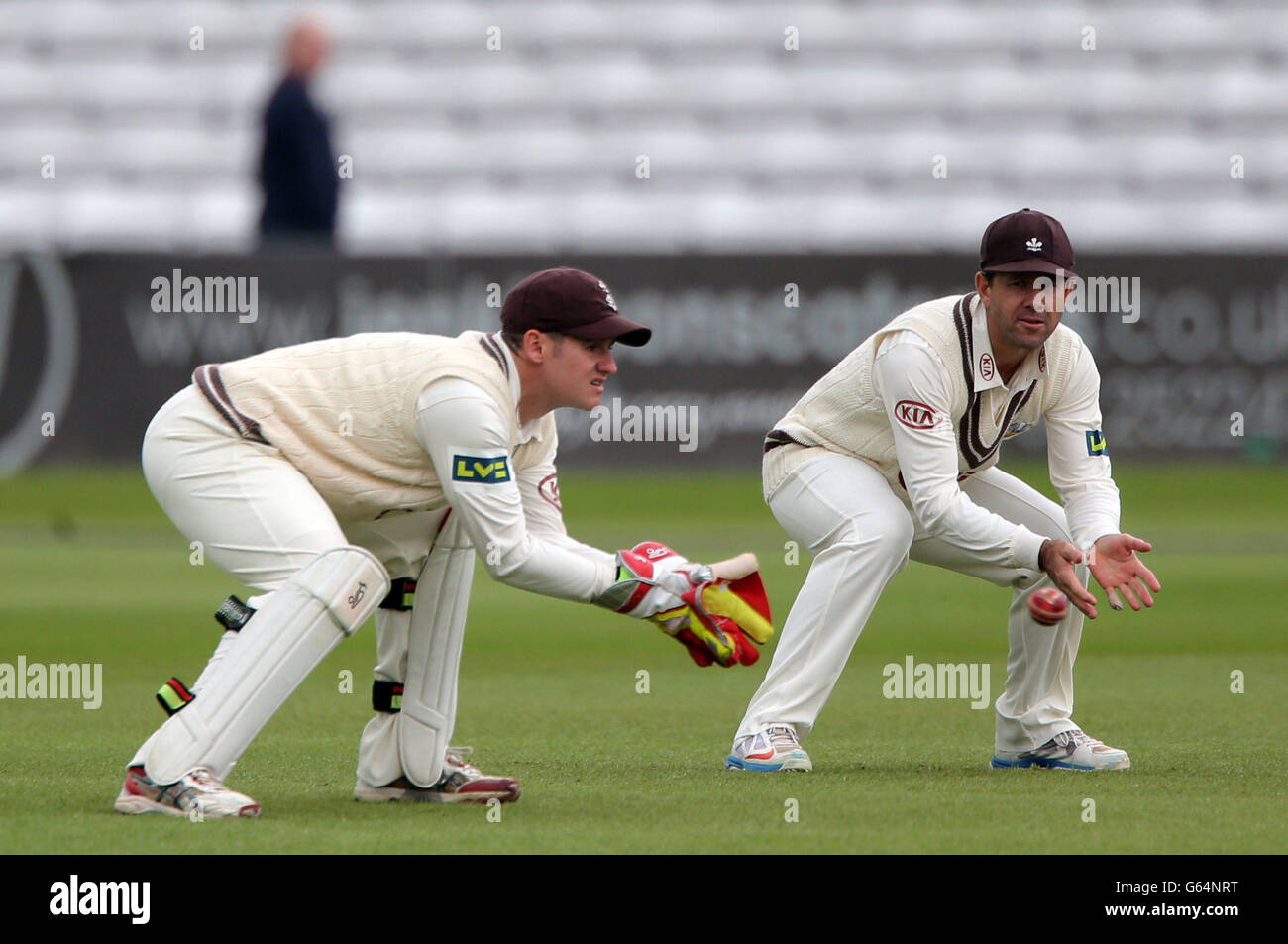 Surreys Ricky Ponting (rechts) im Wettschein und beobachtete den Flechtkeeper Steven Davies während der LV= County Championship, Division One Match auf dem County Ground, Derby. Stockfoto