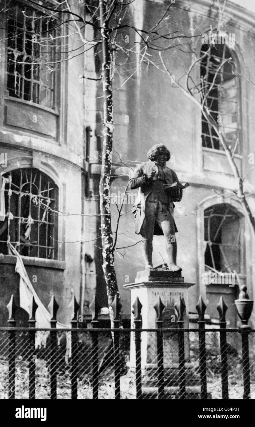 Diese berühmte Statue von Dr. Johnson, auf dem Kirchhof der St. Clement Danes Church, steht immer noch in ihrer ganzen Pracht, nachdem ein Raider eine Bombe in der Nähe abwarf, die die Kirche und die umliegenden Gebäude beschädigt hatte. Stockfoto