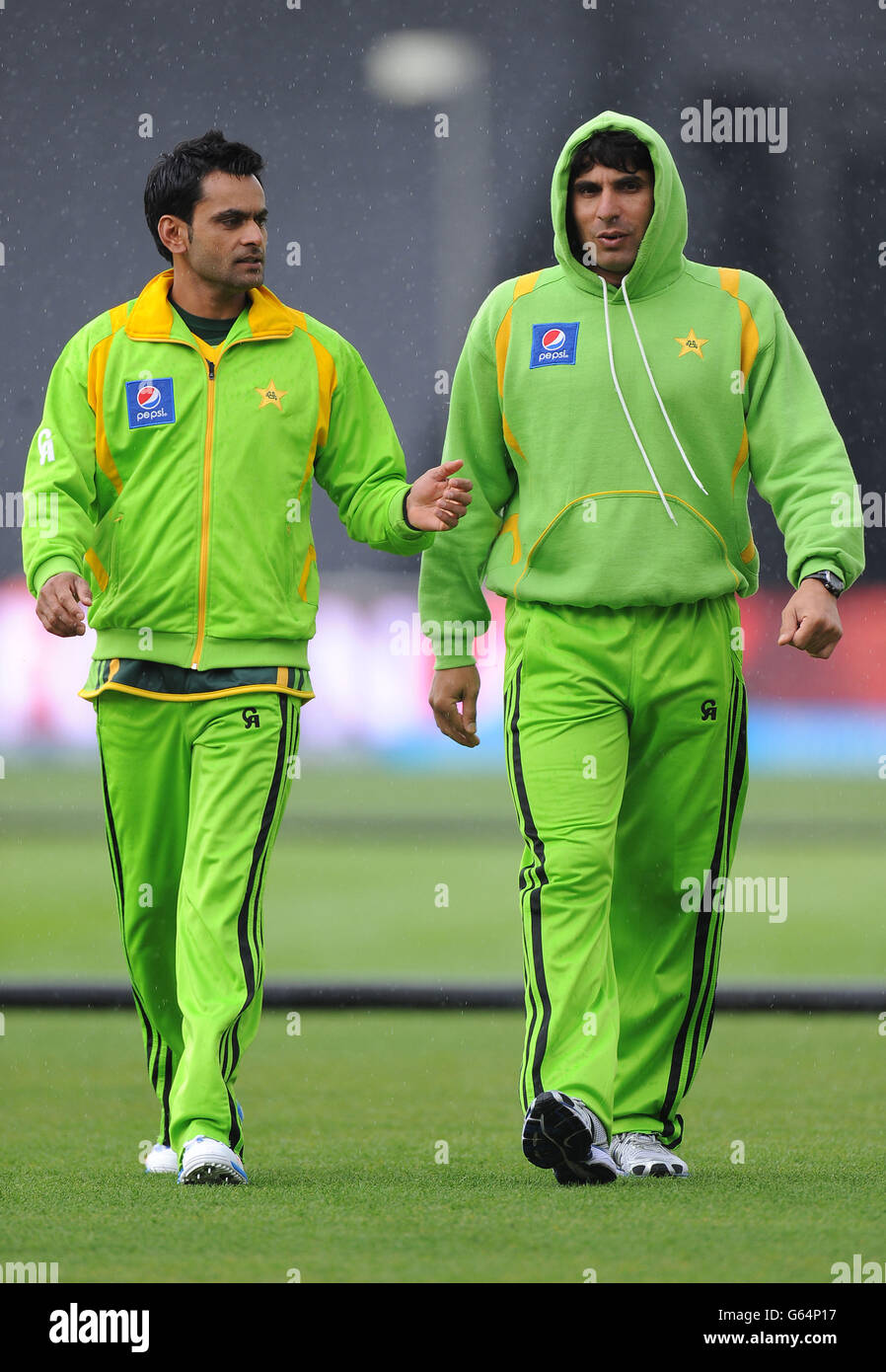 Der pakistanische Muhammad Hafeez (links) und Kapitän Misbah ul Haq (rechts) verlassen das Feld, wenn es vor dem Aufwärmspiel der ICC Champions Trophy in Edgbaston, Birmingham, regnet. Stockfoto