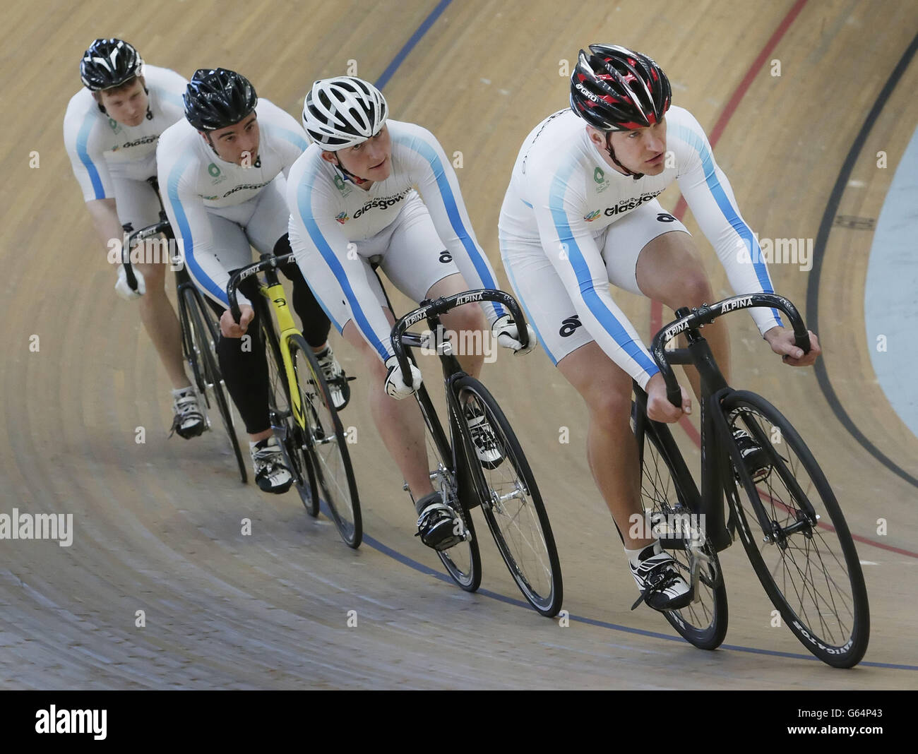 Mitglieder des Glasgow Life Track Cycling Teams (von vorne nach hinten)Andrew Louis, Graeme McBride, Johnny Cosh und Johnny Biggin im Sir Chris Hoy Velodrome in Glasgow, Schottland. Stockfoto