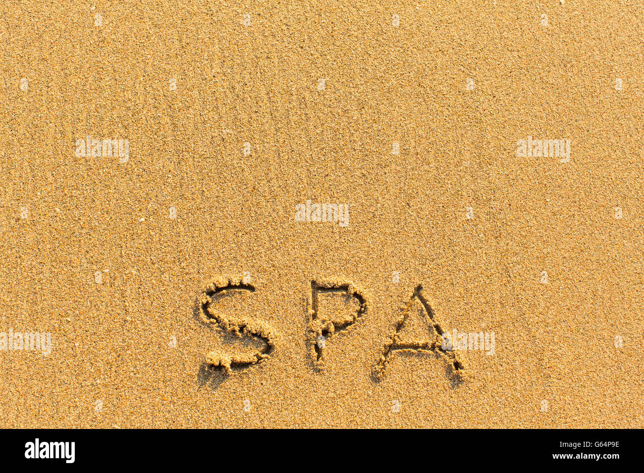 Spa - Wort gezeichnet am Sandstrand. Stockfoto