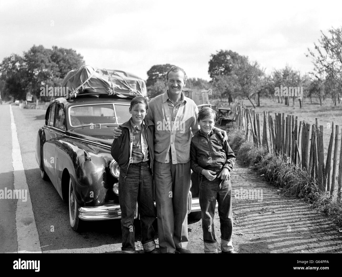 David Niven und seine Familie kehren vom Kontinent am Flughafen in Lympne, Kent, zurück. Stockfoto