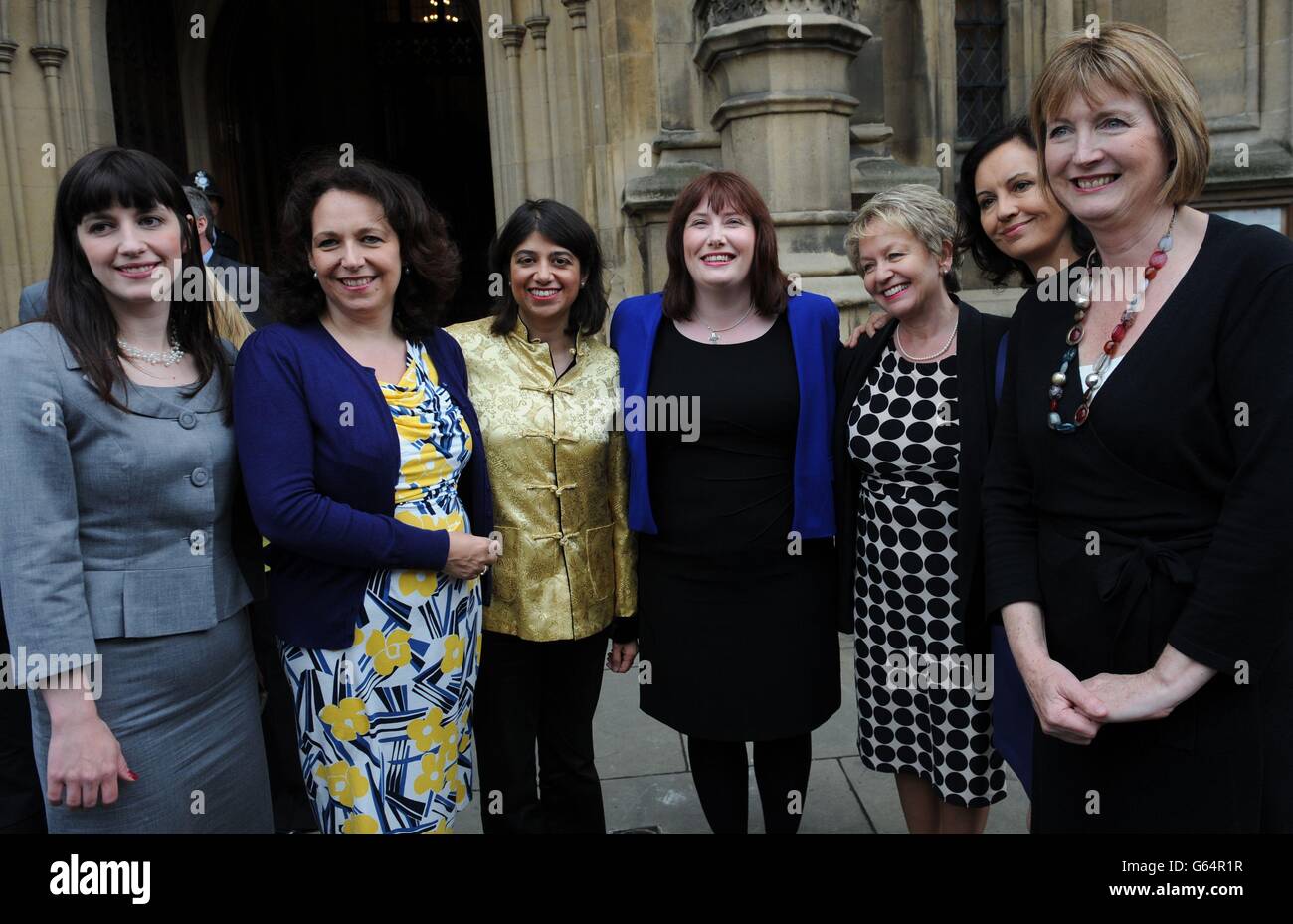 Emma Lewell-Buck (mittelblau), die neu gewählte Abgeordnete für die Abgeordneten der South Shields, wird heute von den Kolleginnen Briget Philipson, Julie Elliott, Seema Malhotra, Rosie Winterton, Caroline Flint und Harriet Harman im Londoner Unterhaus begrüßt. SSOCIATION Mittwoch, 8 2013. Mai. Frau Lewell-Buck sicherte sich in der vergangenen Woche eine Mehrheit von 6,605 im Wettbewerb, trotz eines Anstiegs, der Ukip auf den zweiten Platz brachte, vor den Tories auf dem dritten Platz und den Liberaldemokraten auf den siebten Platz. Siehe PA Geschichte POLITIK SouthShields. Bildnachweis sollte lauten: Stefan Rousseau/PA Wire Stockfoto