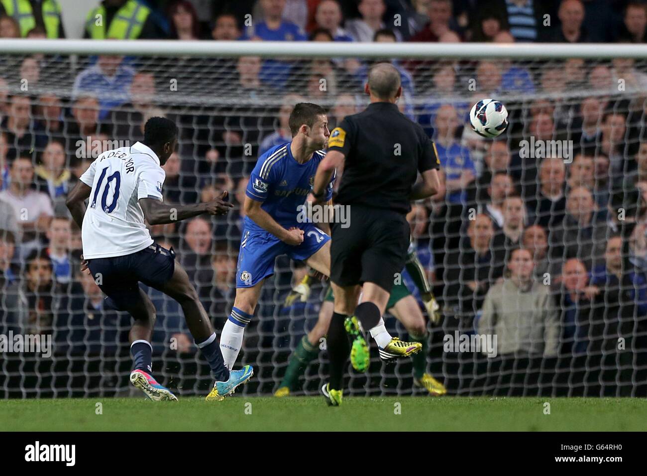 Fußball - Barclays Premier League - Chelsea gegen Tottenham Hotspur - Stamford Bridge. Emmanuel Adebayor von Tottenham Hotspur schießt seinem Team das erste Tor des Spiels Stockfoto