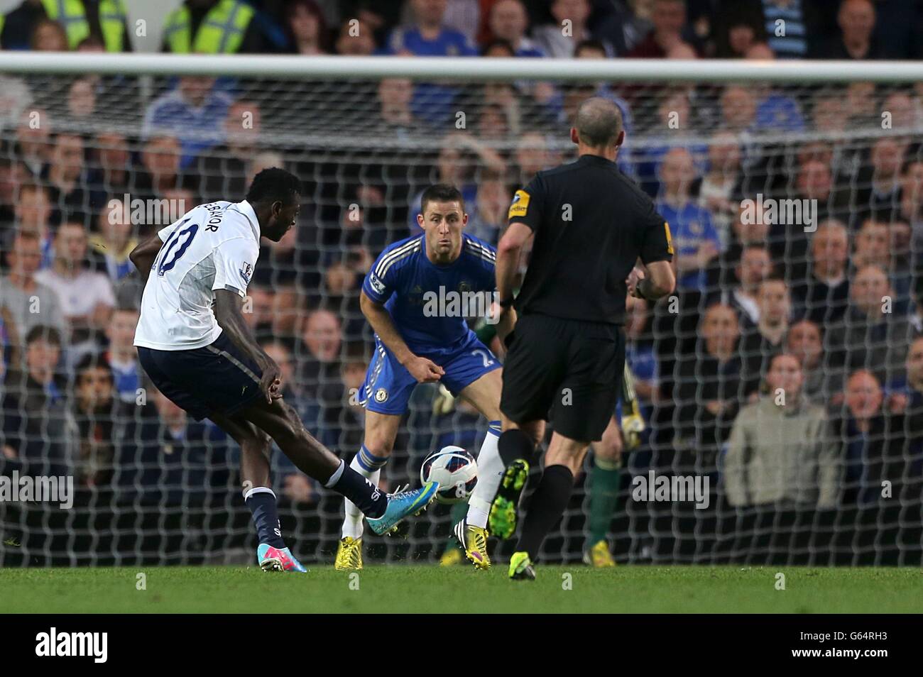 Fußball - Barclays Premier League - Chelsea gegen Tottenham Hotspur - Stamford Bridge. Emmanuel Adebayor von Tottenham Hotspur schießt seinem Team das erste Tor des Spiels Stockfoto