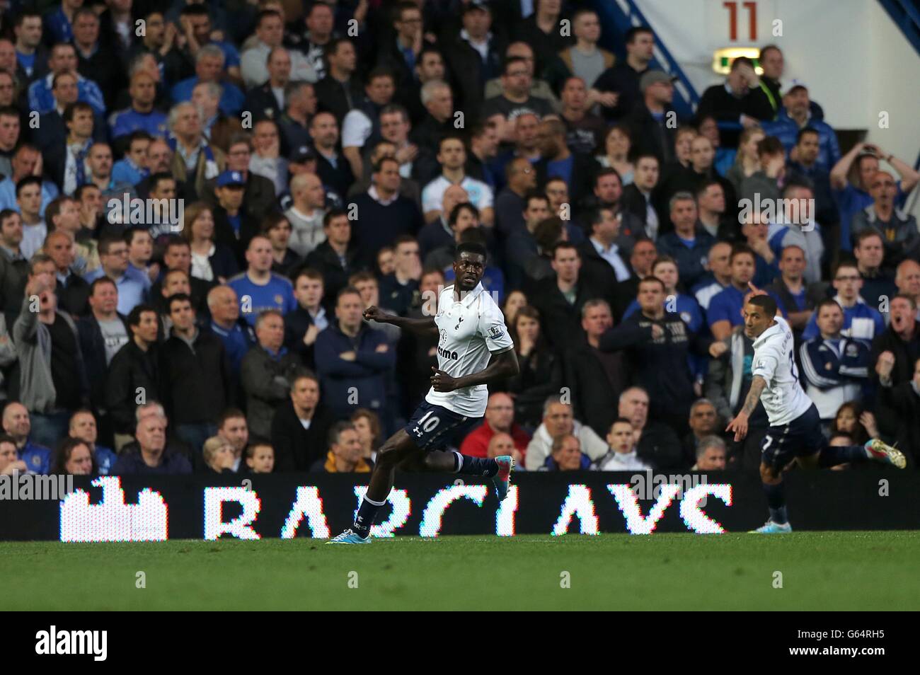 Emmanuel Adebayor von Tottenham Hotspur (links) feiert das erste Tor seiner Teams Ziel des Spiels mit Teamkollege Aaron Lennon Stockfoto