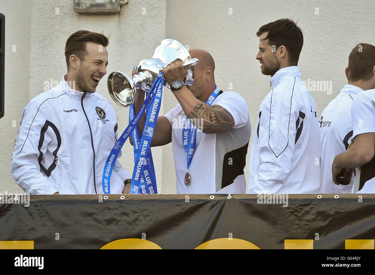 Newport County AFC-Teamkapitän David Pipe trinkt nach der Siegesparade des Clubs durch Newport von der Trophäe bei der Rodney Parade. Stockfoto