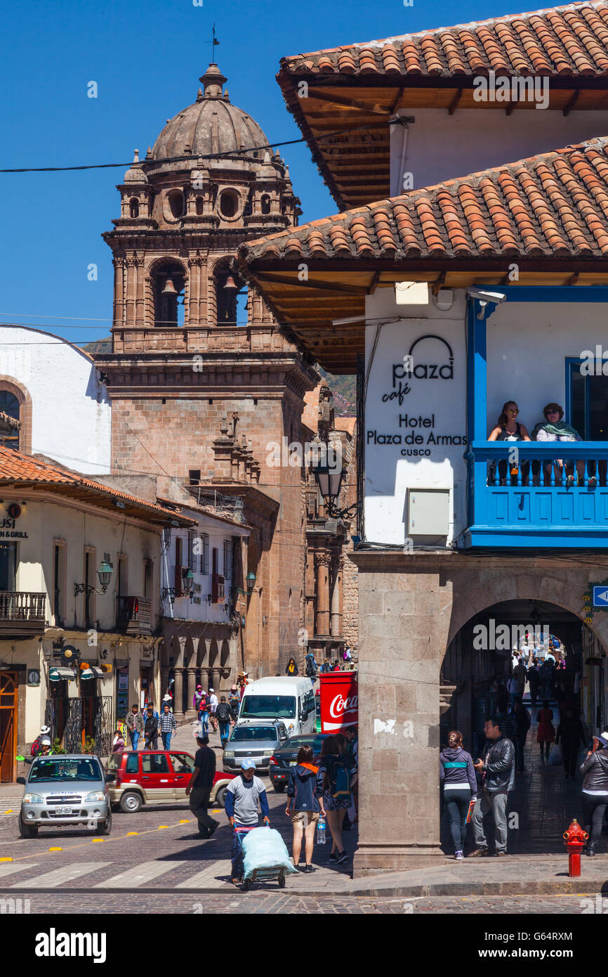 Szene auf Mantas Straße in Richtung der Kirche La Merced in Cuzco, Peru Stockfoto
