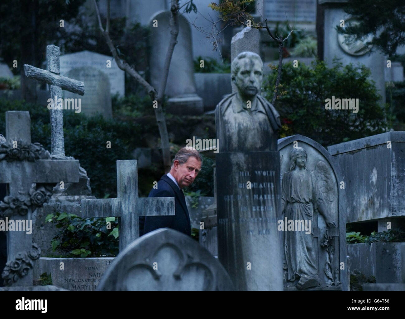 Der Prinz von Wales umrundet den nicht-katholischen Friedhof in Testaccio, Rom, wo er die renovierten Gräber der englischen romantischen Dichter Keats und Shelley sah. Heute ist der letzte Tag seiner offiziellen einwöchigen Tour durch Italien. Stockfoto