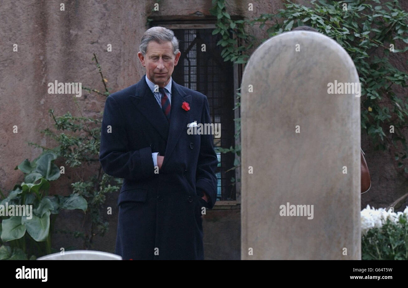 Der Prinz von Wales umrundet den nicht-katholischen Friedhof in Testaccio, Rom, und hält vor den restaurierten Gräbern des englischen romantischen Dichters Keats. Heute ist der letzte Tag seiner offiziellen einwöchigen Tour durch Italien. Stockfoto
