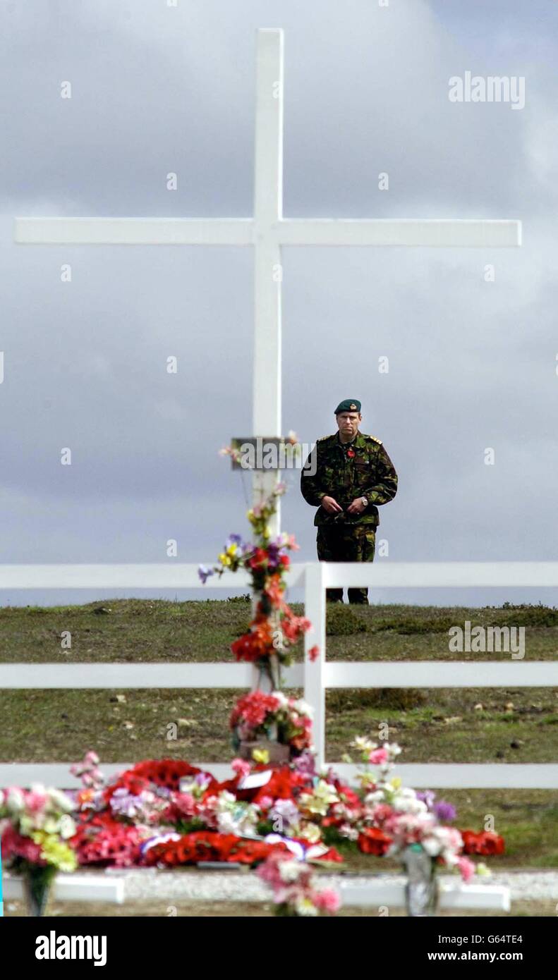 Der Herzog von York steht tief in Gedanken auf dem argentinischen Friedhof auf der East Falkland Island, um an die Soldaten zu erinnern, die vor 20 Jahren getötet wurden, nachdem sie die Südatlantischen Inseln überfallen hatten, die dann von britischen Truppen befreit wurden. * in dem der Duke als Hubschrauberpilot der Royal Navy diente. Stockfoto