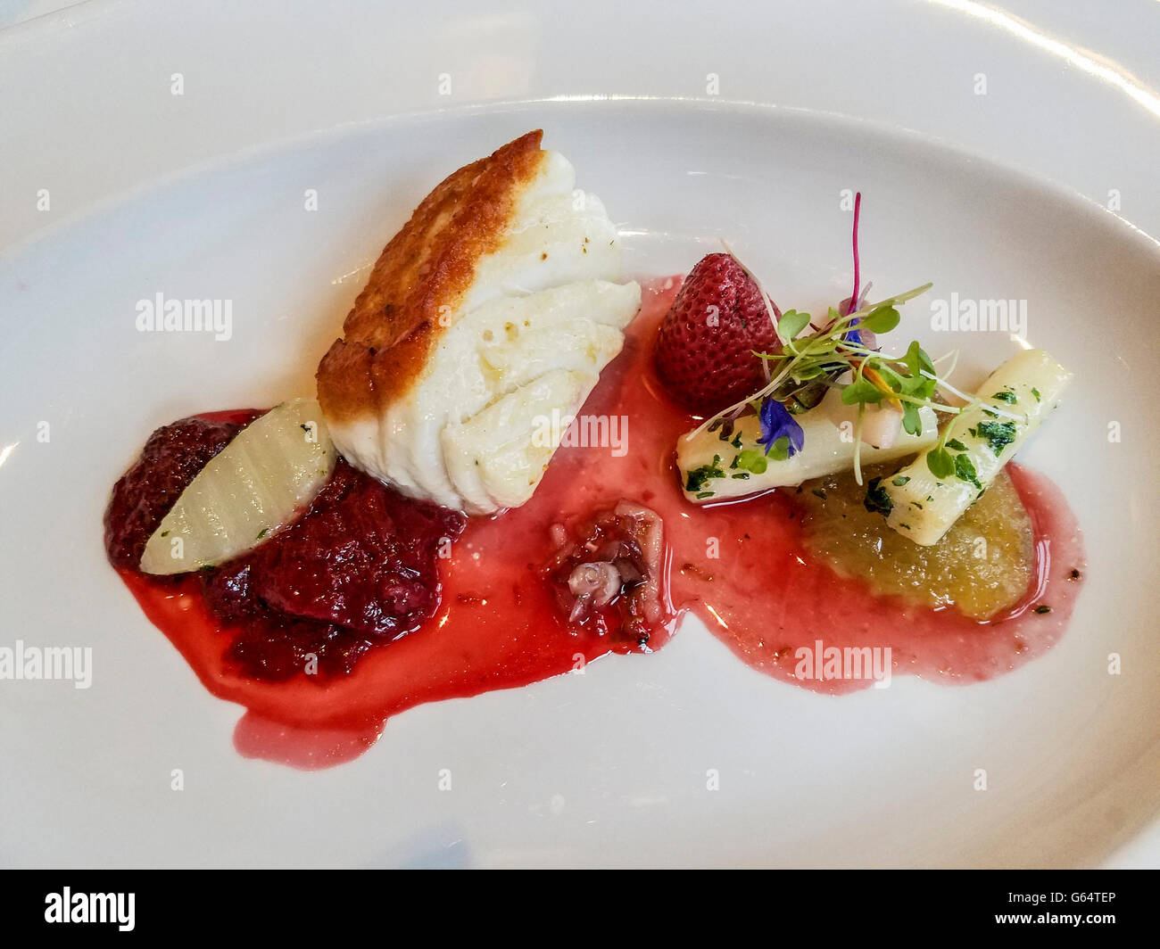 Neah Bay Linie fing wild Heilbutt mit Erdbeer Konfitüre, Teil Gourmet-Mahlzeit Stockfoto