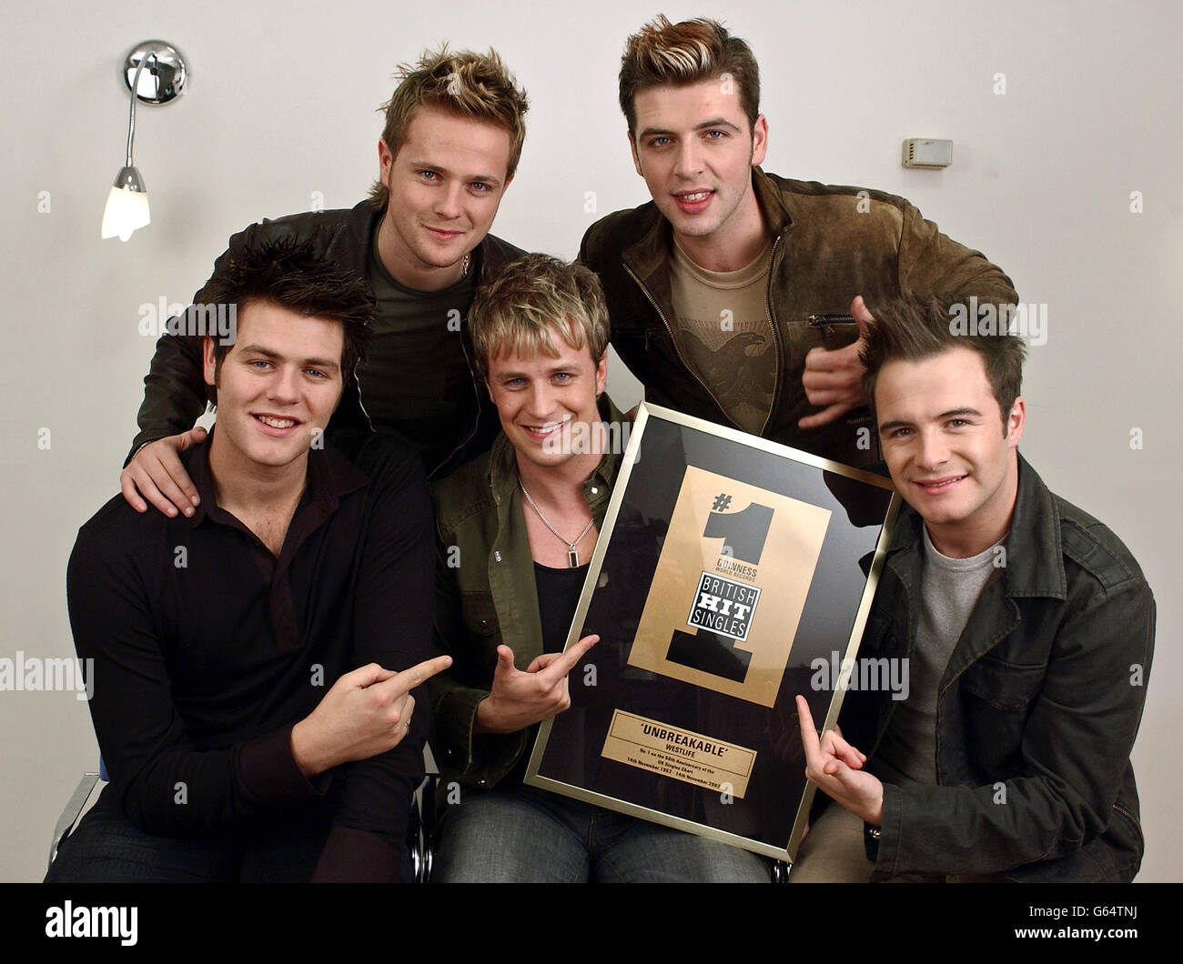 Die Pop Band Westlife erhält in London eine besondere Auszeichnung, die ihnen das britische Hit Singles Book von Guinness World Records anlässlich des 50. Jahrestages der UK Singles Chart überreicht hat. Westlife sind (erste Reihe, links-rechts) Bryan McFadden, Kian Egan und Shane Filan, (hintere Reihe, links-rechts) Nicky Byrne und Mark Feehily. Stockfoto