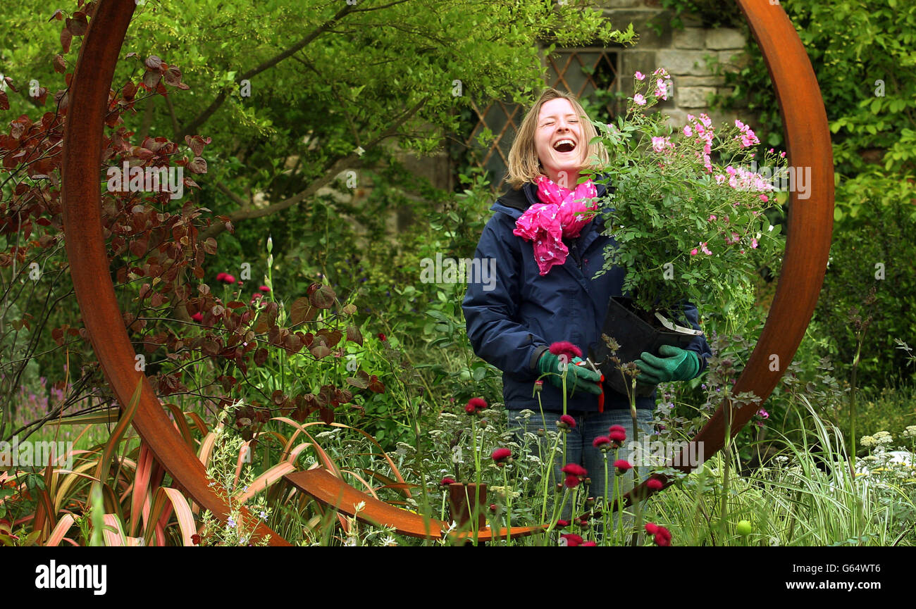 Vorbereitung der Chelsea Flower Show von RHS. Marie-Lucie Tropres bereitet den M- und G-Garten auf der Chelsea Flower Show in London vor. Stockfoto