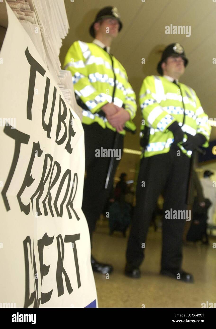 Die Polizei hat die Euston Station aufmerksam im Auge, nachdem die Regierung die Menschen nach jüngsten Berichten über einen geplanten Terroranschlag auf die Londoner U-Bahn zur Wachsamkeit bei der Nutzung öffentlicher Verkehrsmittel aufgefordert hatte. Stockfoto