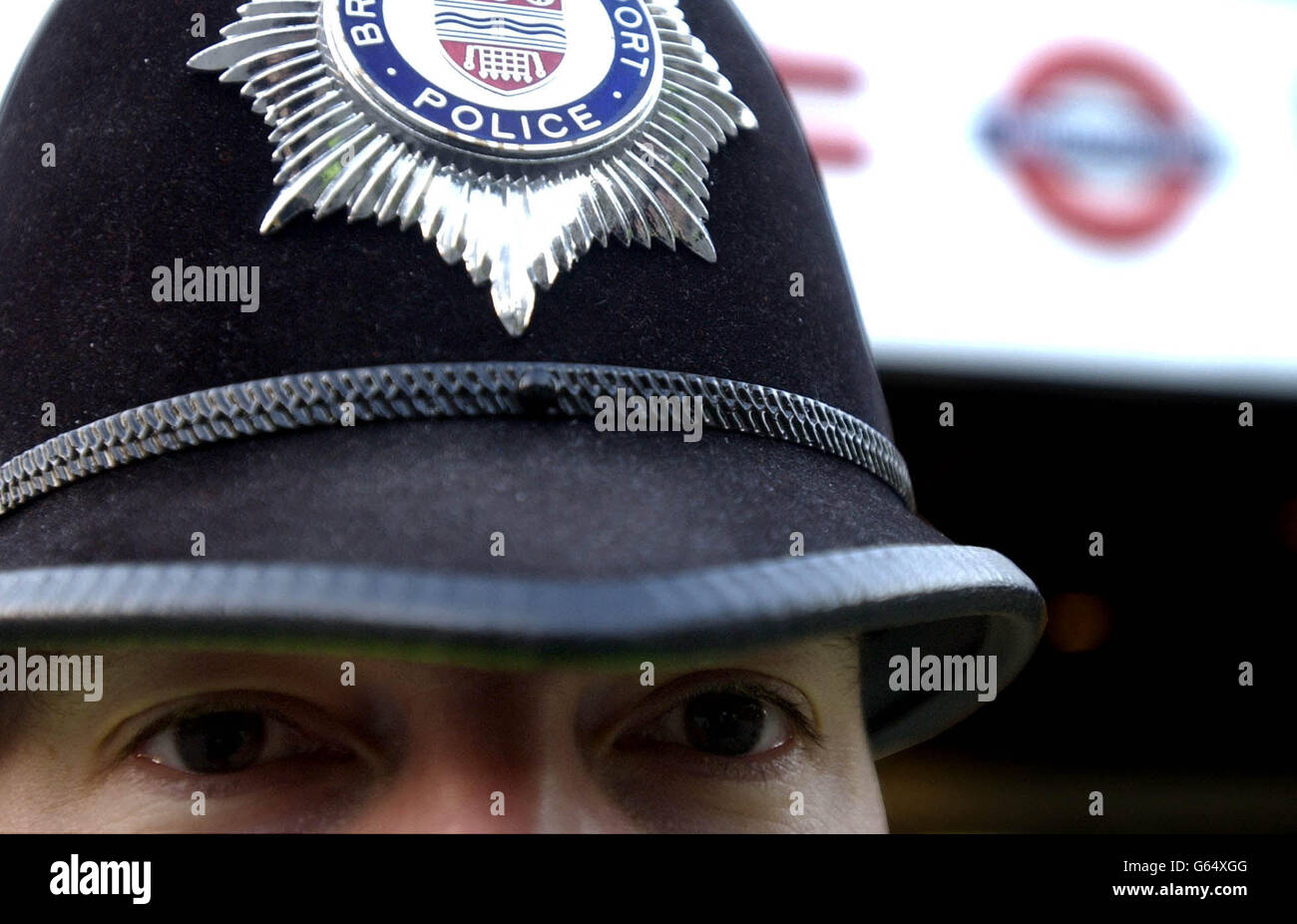 Die Polizei hat die Euston Station aufmerksam im Auge, nachdem die Regierung die Menschen nach jüngsten Berichten über einen geplanten Terroranschlag auf die Londoner U-Bahn zur Wachsamkeit bei der Nutzung öffentlicher Verkehrsmittel aufgefordert hatte. Stockfoto