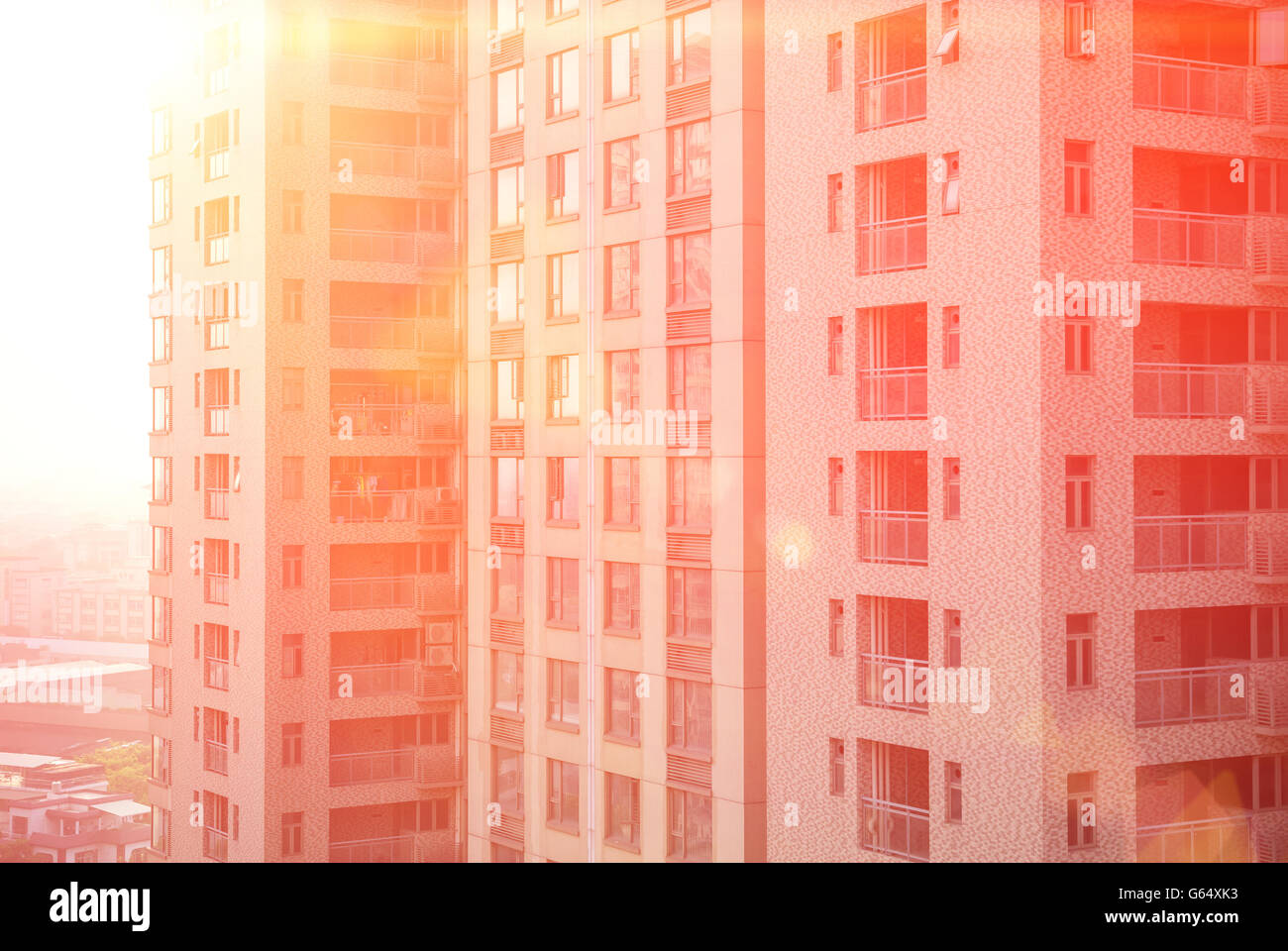 Wohngebäude gegen die aufgehende Sonne am Morgen Stockfoto