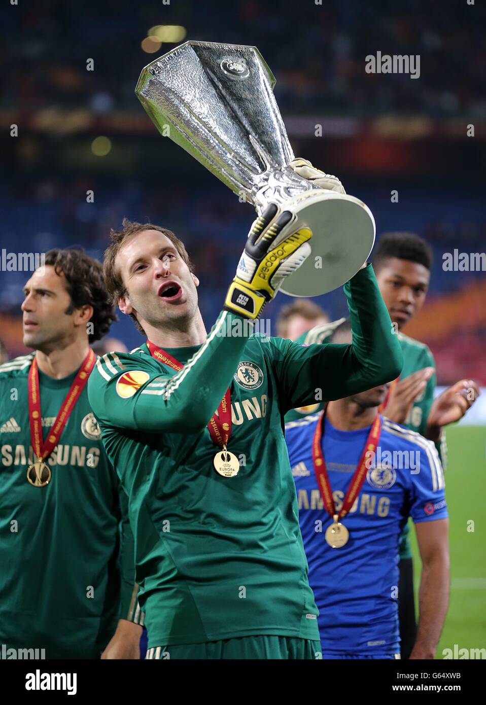Chelsea-Torwart Petr Cech feiert mit der UEFA Europa League Trophäe Stockfoto