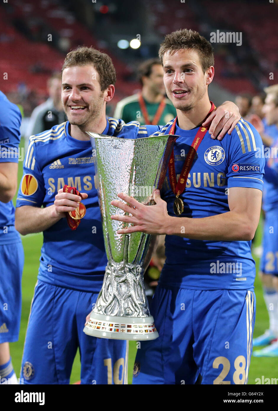 Chelsea's Juan Mata (links) und Cesar Azpilicueta (rechts) feiern mit Die Trophäe der UEFA Europa League Stockfoto