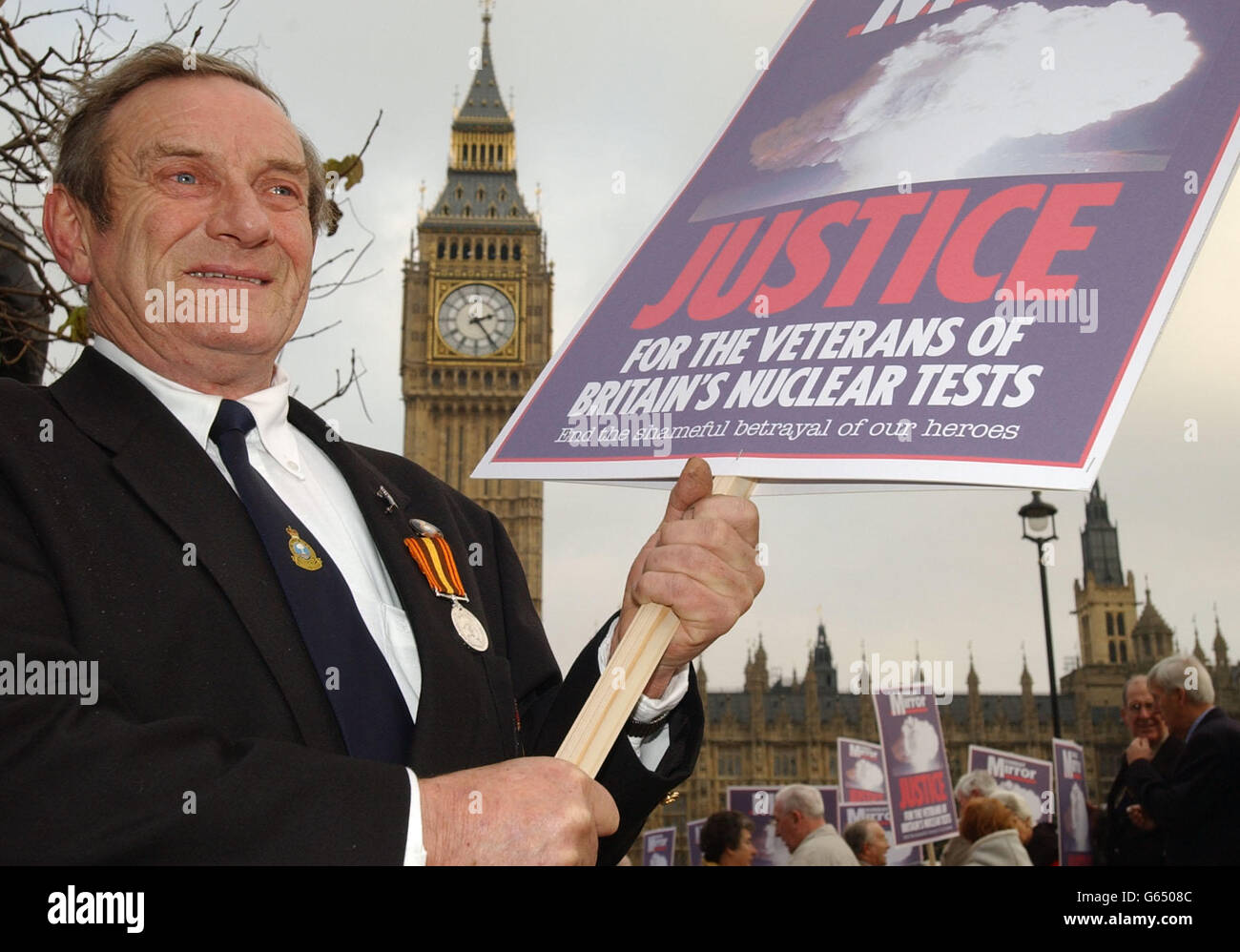 Peter Williams aus Llandeilo, der Vertreter der British Nuclear Test Veterans Association in Südwales, trifft sich mit Hunderten anderer Veteranen der britischen Atomtests und ihren Familien, um vor dem Londoner Parlamentsgebäude zu protestieren. *..die Demonstranten waren in Westminster, um Entschädigung für die Soldaten zu fordern, die ihre Gesundheit und die ihrer Kinder, Enkel und sogar Urenkel beanspruchen, wurde durch ihre Exposition gegenüber massiven Strahlendosen geplündert. Stockfoto