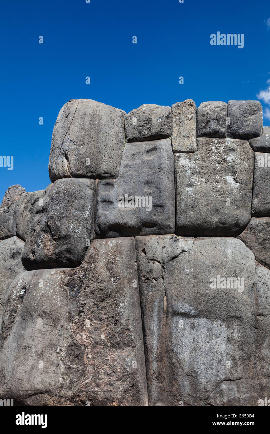 Präzision ausgestattet Mauerwerk der massiven Sacsayhuaman Inka-Festung Wände in Cusco, Peru Stockfoto