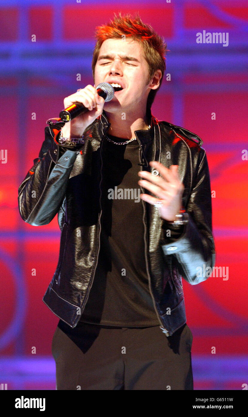 David Sneddon Fame Academy. David Sneddon tritt während der Live-Show der Fame Academy von BBC 1 in den Shepperton Studios in London auf. Stockfoto