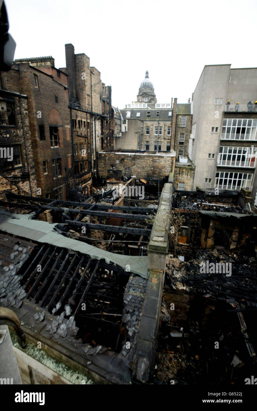 Die Szene in der Altstadt von Edinburgh, nachdem eine Reihe von Gebäuden bei einem Brand verbrannt wurden. * Häuser, Nachtclubs und Universitätsforschungsbüros im historischen Zentrum der schottischen Hauptstadt waren von dem Brand betroffen, wobei ein siebenstöckiges Gebäude im Zentrum des ausgebrannten Gebiets als instabil und in Gefahr zu sein gilt, einzustürzen. Stockfoto
