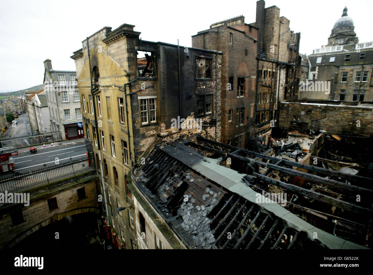 Die Szene in der Altstadt von Edinburgh, nachdem eine Reihe von Gebäuden in einem Feuer am Samstagabend verbrannt wurden. * Häuser, Nachtclubs und Universitätsforschungsbüros im historischen Zentrum der schottischen Hauptstadt waren von dem Brand betroffen, wobei ein siebenstöckiges Gebäude im Zentrum des ausgebrannten Gebiets als instabil und in Gefahr zu sein gilt, einzustürzen Stockfoto