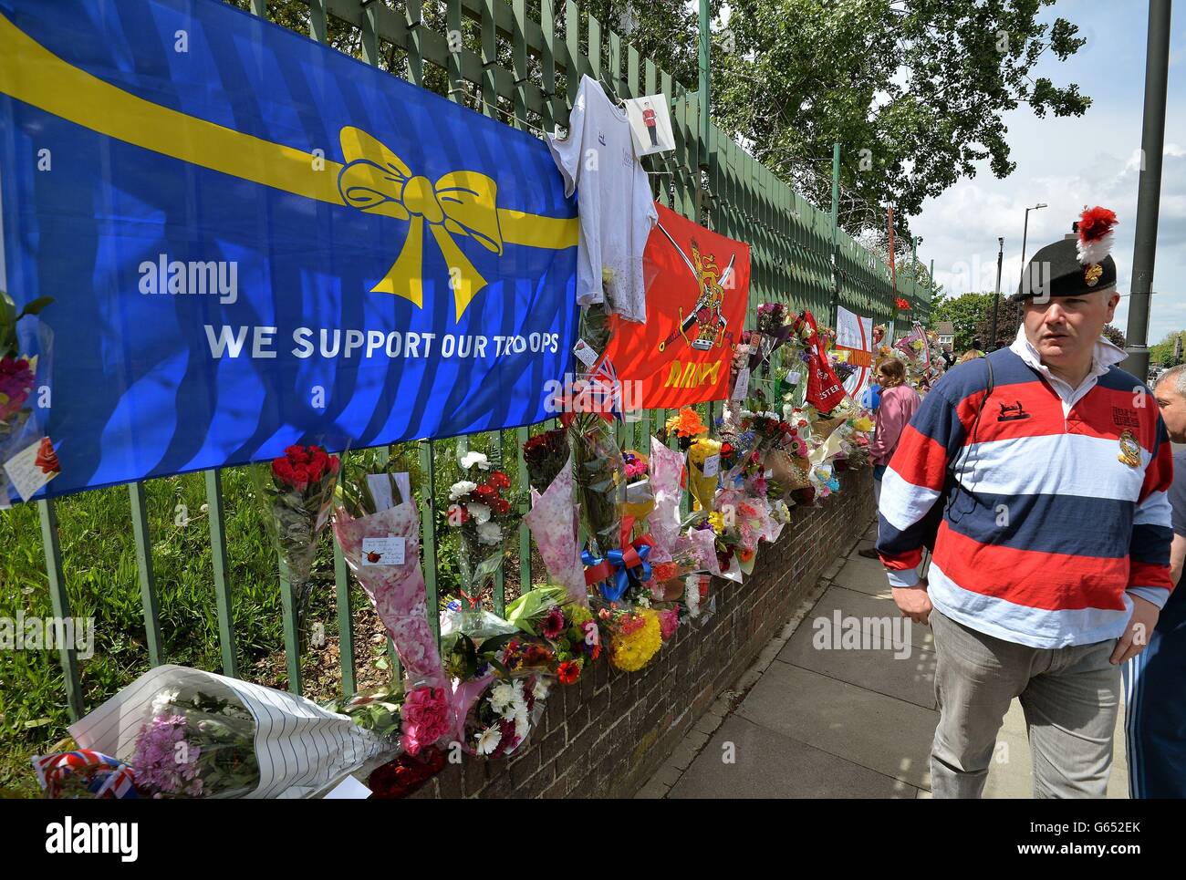 Ein Meer von Flaggen und Blumen an der Kreuzung von Artillery Place und John Wilson Street in Woolwich, Süd-Ost-London, die zu einem Schrein für Schlagzeuger Lee Rigby in der Nähe der Stelle, wo er zu Tode gehackt wurde am Mittwoch. Stockfoto