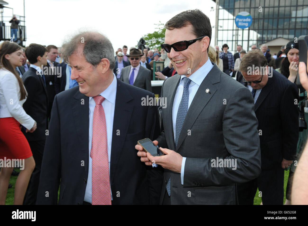 JP McManus und Trainer Aidan O'Brien nach Magier gewann die Tattersalls Irish 2,000 Guineas während des Tattersalls Irish 2000 Guineas Day auf der Curragh Racecourse, County Kildare. Stockfoto